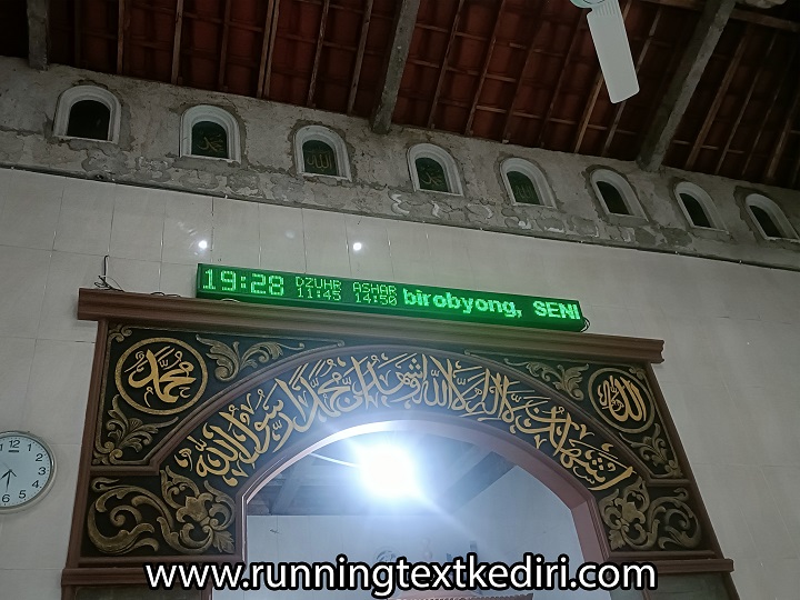 <p>Jadwal Sholat ini memiliki kualitas tinggi dengan harga terjangkau, dengan warna hijau yang sejuk seperti alam dan tulisan yang nampak besar mudah untuk dibaca. Sehingga dapat membantu anda dalam melaksanakan aktivatas dan ibadah secara tebat waktu, jadwal sholat ini juga akan membantu anda dalam melaksanakan ibadah dalam waktu yang akan tiba.</p>